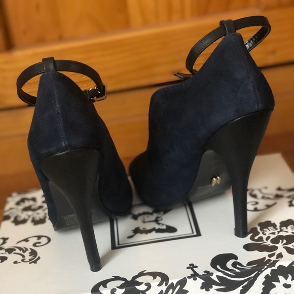 Gorgeous Rare Navy Suede Heels, Victoria Secret - Picture 2 of 5